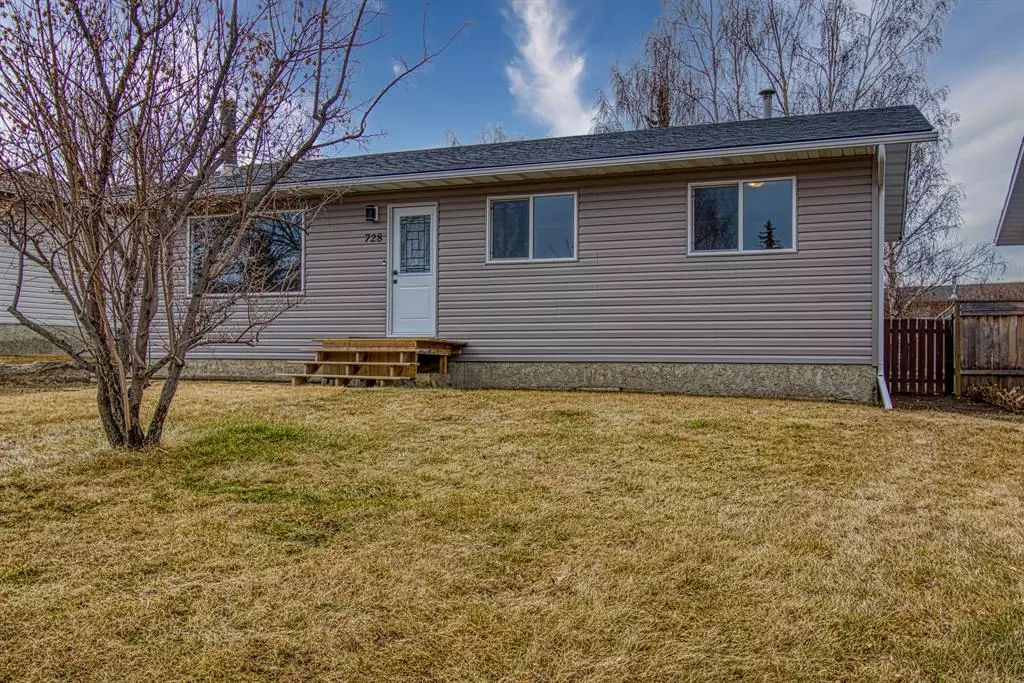 Beaverlodge, AB T0H 0C0,728 Oak DR