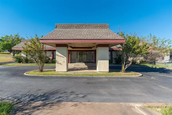 1912 Joe Ramsey Boulevard E,  Greenville,  TX 75401