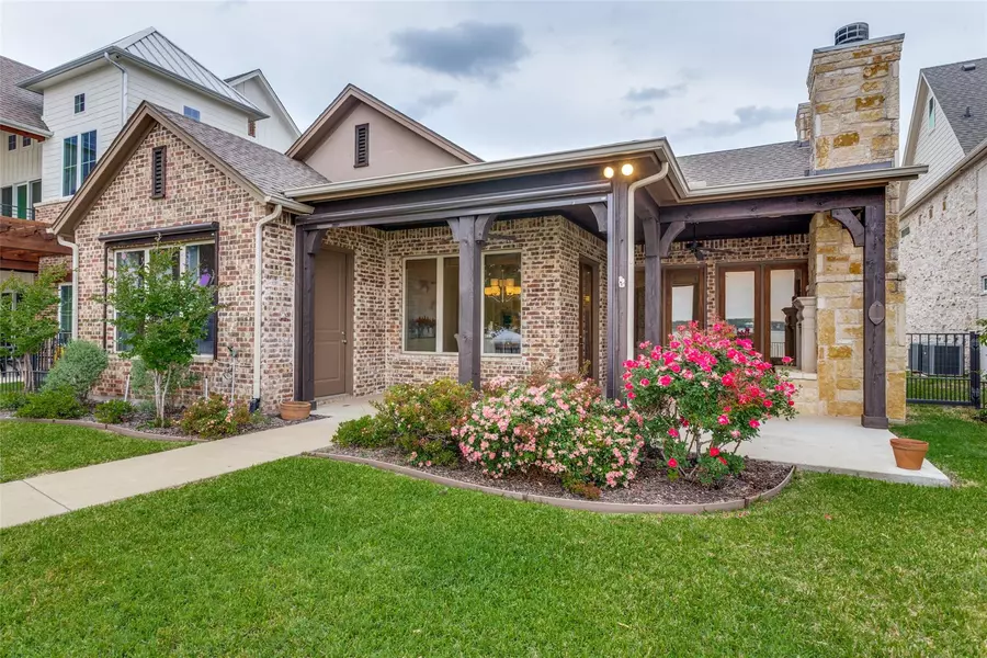 814 Waterpoint Court W, Granbury, TX 76048