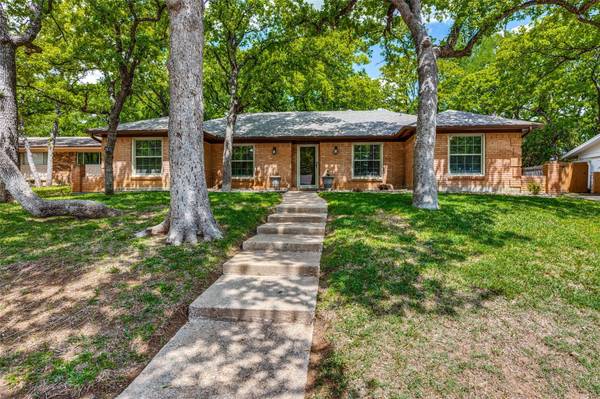 608 Circleview Drive S, Hurst, TX 76054