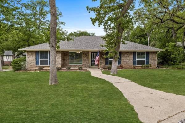 605 Country Green Lane,  Arlington,  TX 76011