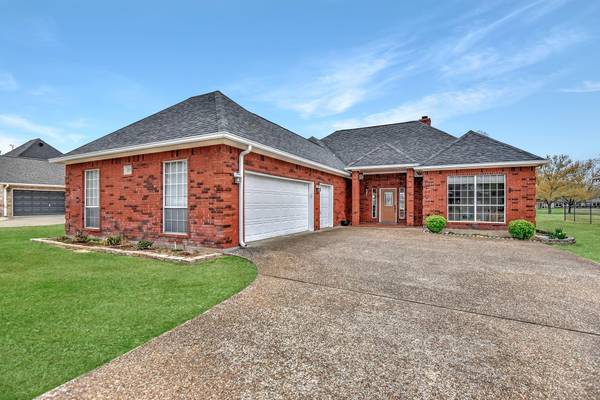 215 Cayuga Trail, Lake Kiowa, TX 76240