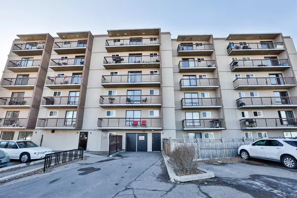 Lethbridge, AB T1K 5M9,5 Berkeley PL W #611