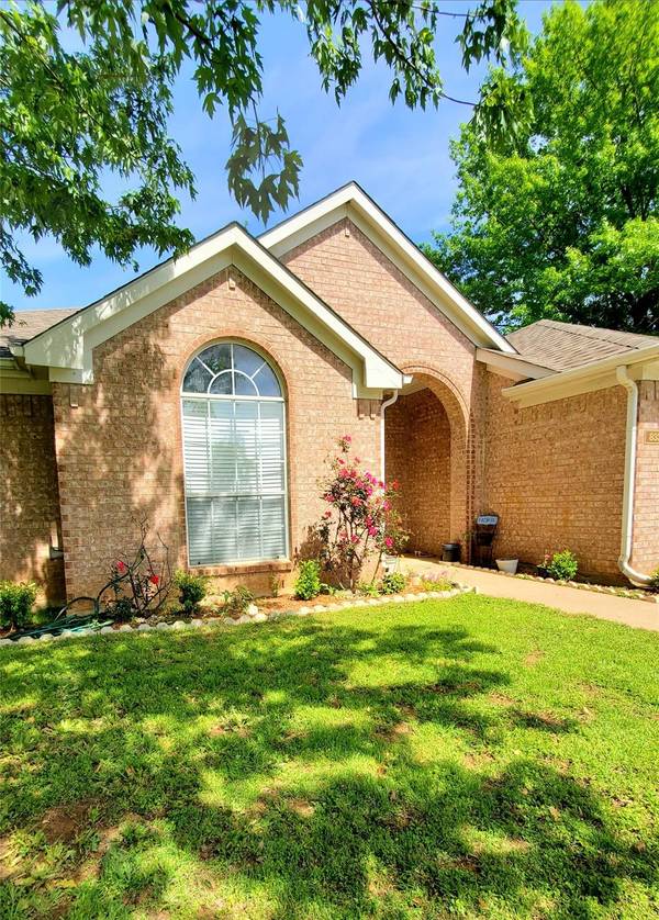 833 Park Forest Drive, Hurst, TX 76053