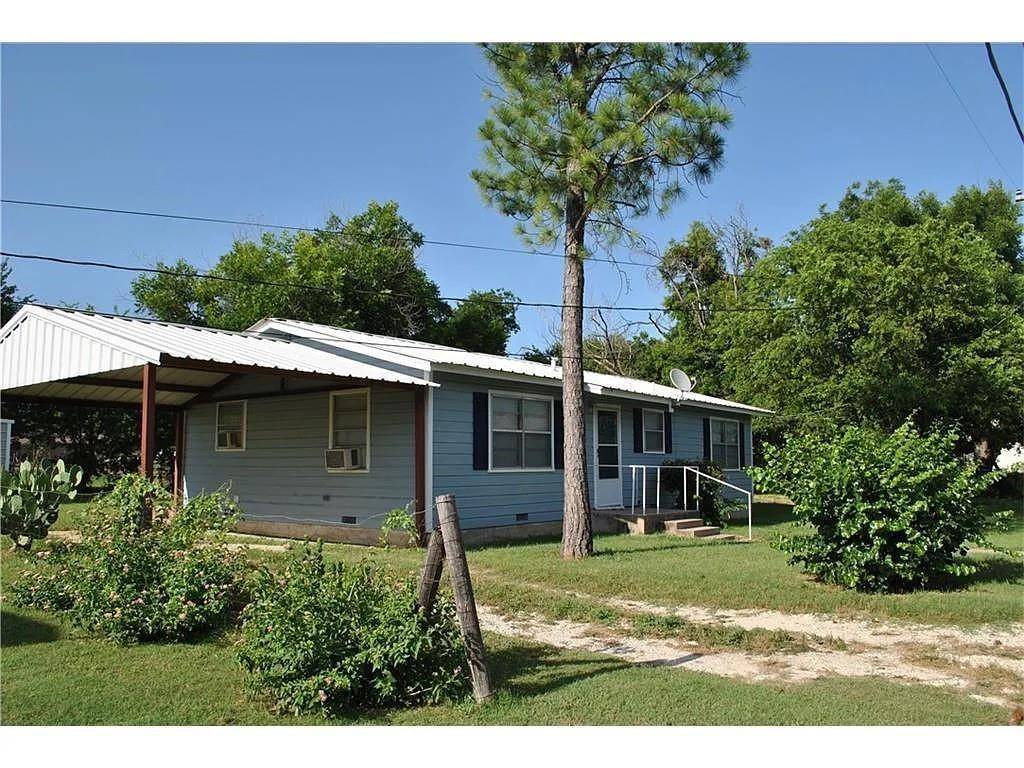 909 W College Avenue,  Comanche,  TX 76442
