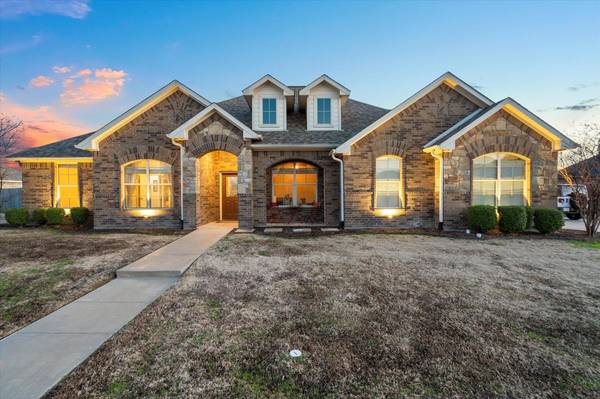 1002 Stone Shore Street,  Mount Pleasant,  TX 75455