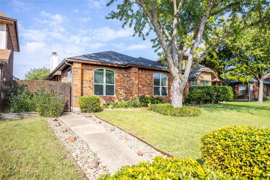 1135 Castlewood Court, Desoto, TX 75115