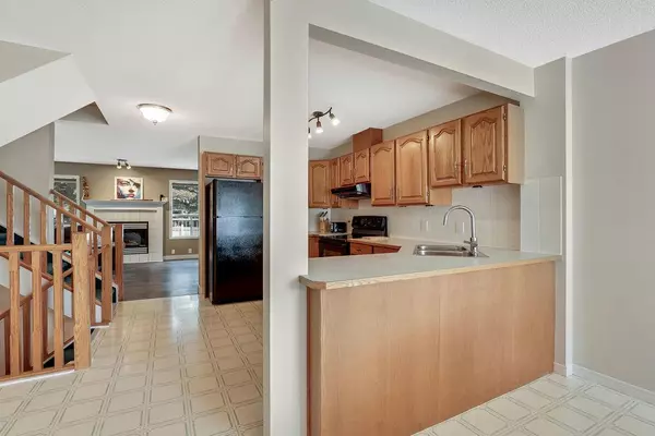 Calgary, AB T3B 5R4,29 Silvergrove Close NW