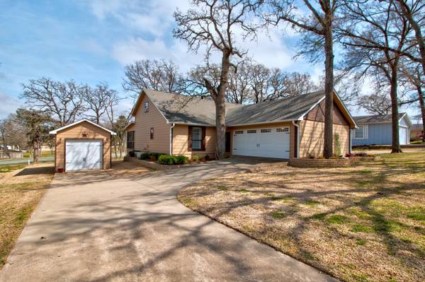 413 Cocopa Drive, Lake Kiowa, TX 76240