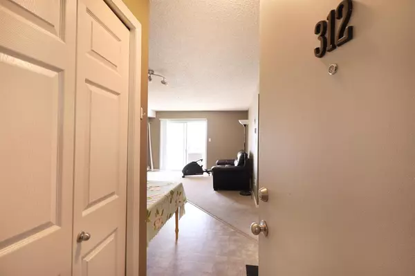 Brooks, AB T1R1R1,204 17 ST E #312