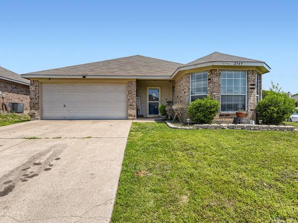 2749 Wakecrest Drive, Fort Worth, TX 76108