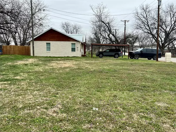 Comanche, TX 76442,107 W Cedar Avenue