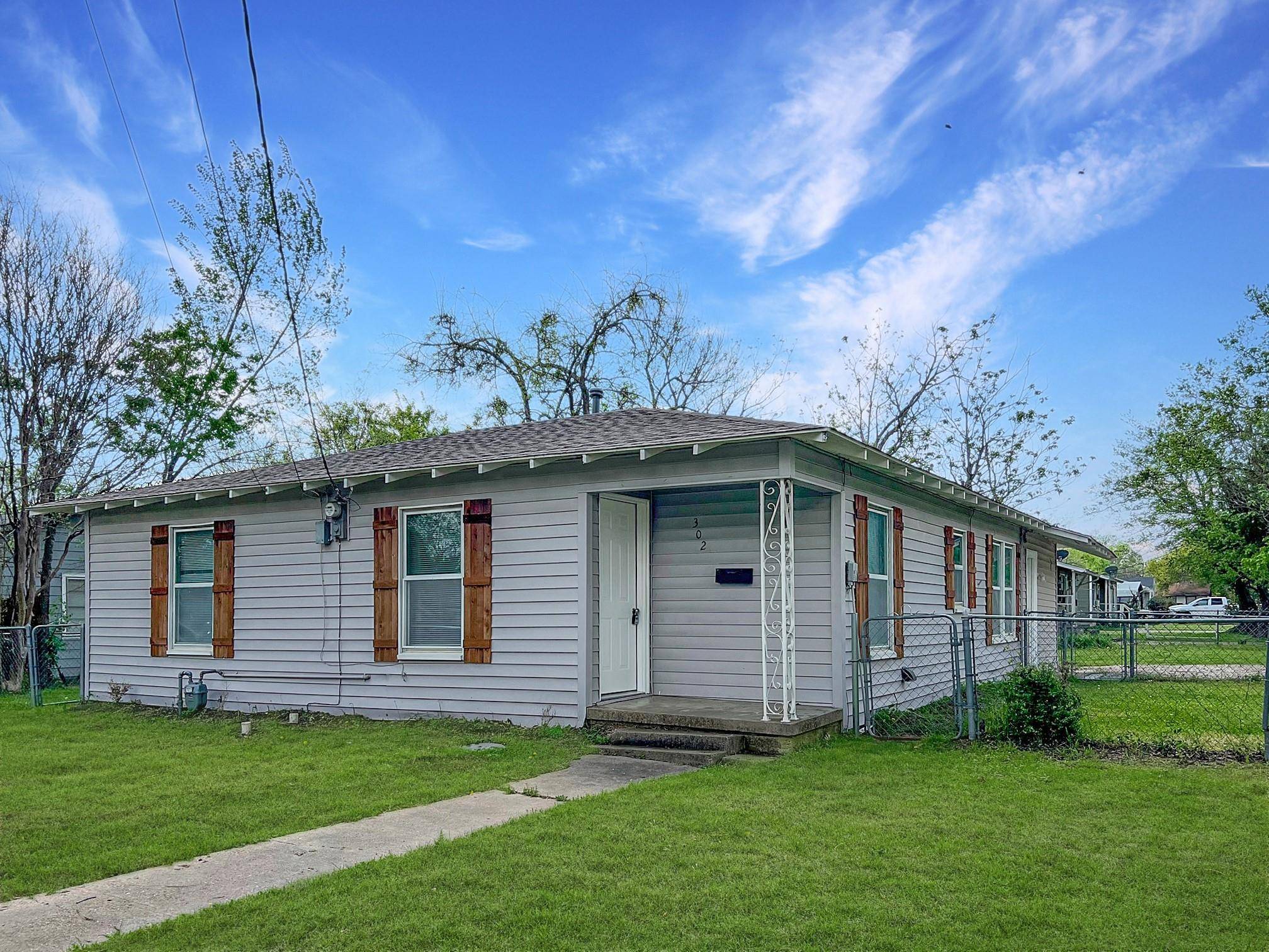 302 E Mccoulskey Street,  Terrell,  TX 75160