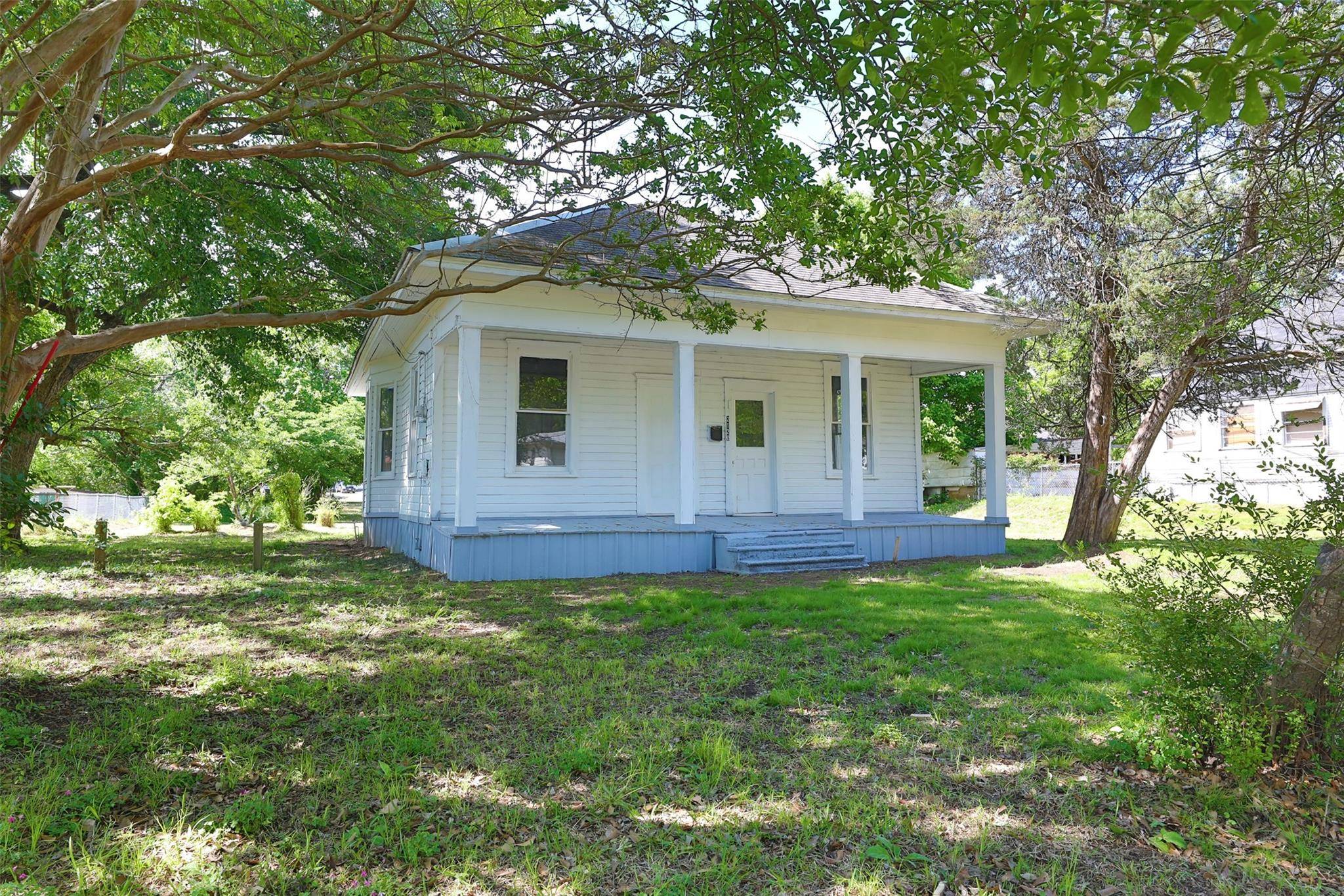 2120 E Price Street, Paris, TX 75460