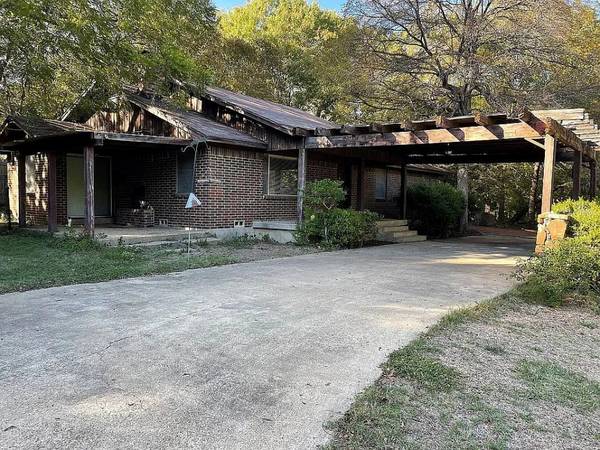 124 Little John Drive, Desoto, TX 75115