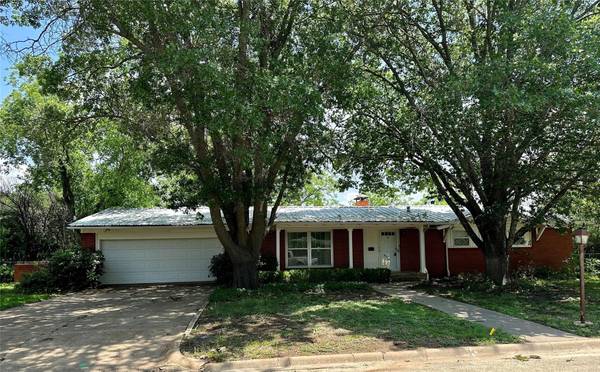 101 Medina Street, Coleman, TX 76834