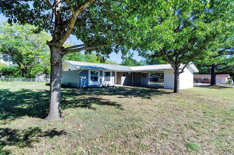 907 Gray Street, Bowie, TX 76230