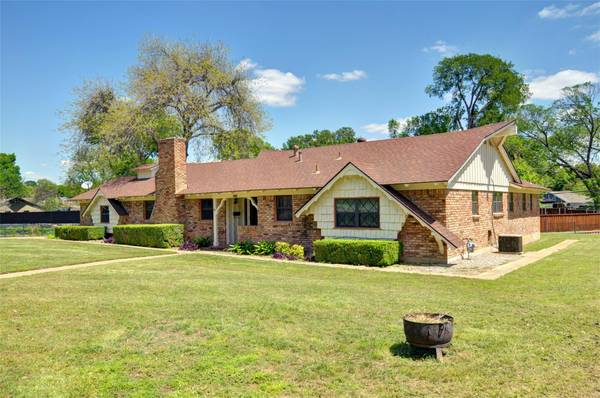 4113 Marys Creek Drive, Benbrook, TX 76116