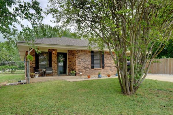 201 E 7th Street, Springtown, TX 76082