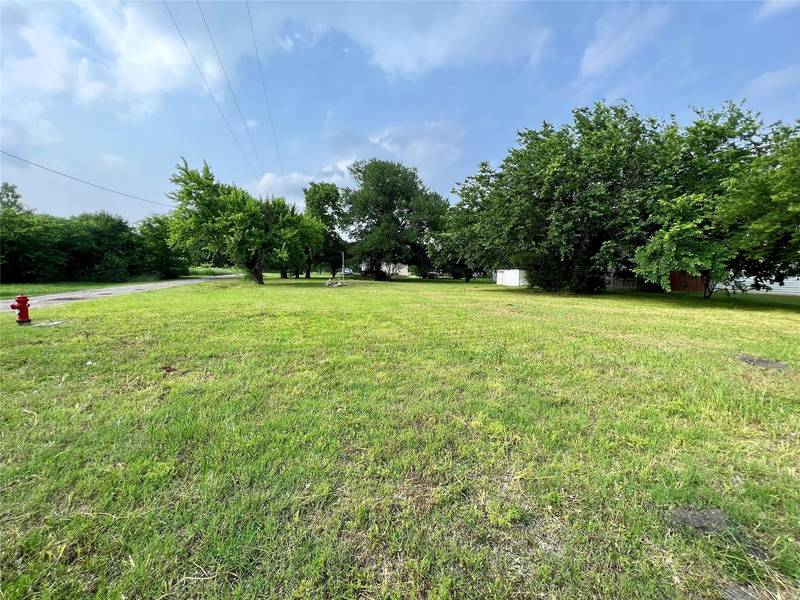 207 S Grand Avenue, Wolfe City, TX 75496