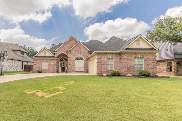 513 Quail Cove Court, Hurst, TX 76054