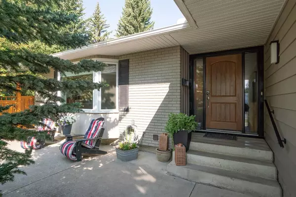 Calgary, AB T2V 3Y6,224 Oakwood PL SW