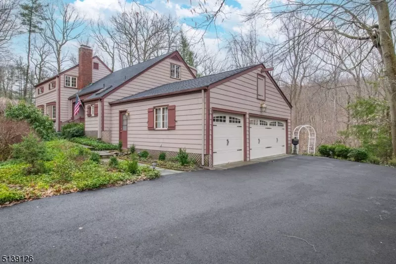 523 Pepperidge Tree Ln, Kinnelon Boro, NJ 07405