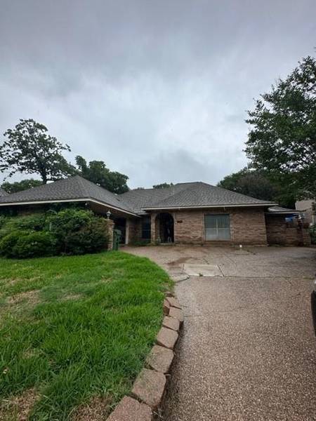 5207 Caliente Drive, Arlington, TX 76017