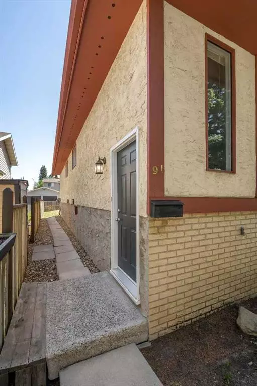 Calgary, AB T3K 1R4,89/91 Bearberry Close NW