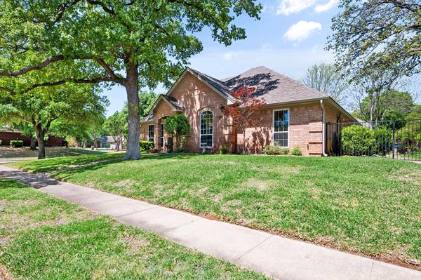 501 Topside Drive, Azle, TX 76020