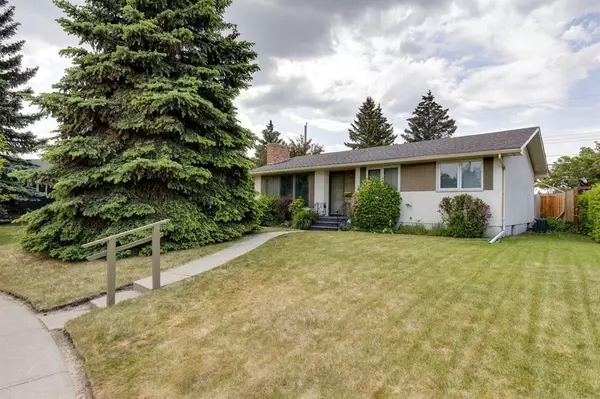 Calgary, AB T3E 5R3,6527 Lombardy CRES SW