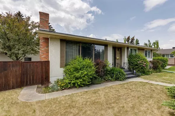 Calgary, AB T3E 5R3,6527 Lombardy CRES SW