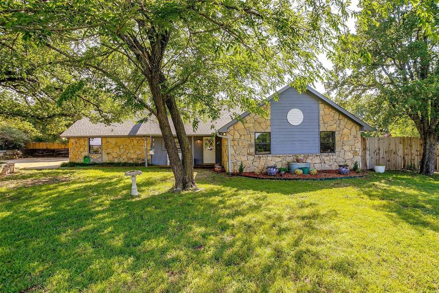 312 Trailwood Drive, Joshua, TX 76058