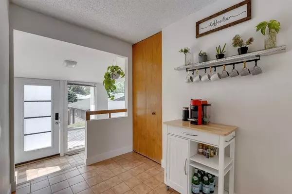 Calgary, AB T3E 5Y7,5732 Lodge CRES SW