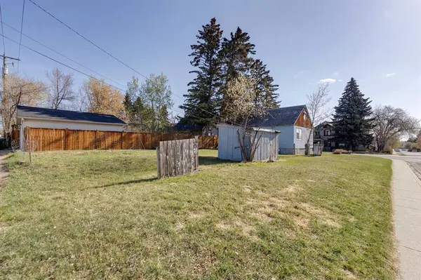 Calgary, AB T3E 2Z6,2439 26 ST SW