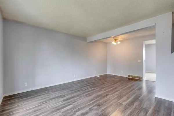 Calgary, AB T2B 2T1,115 Erin Mount CRES SE