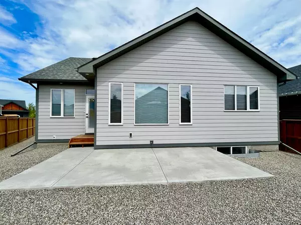 Diamond Valley, AB T0L 0H0,151 Riverwood CRES SW