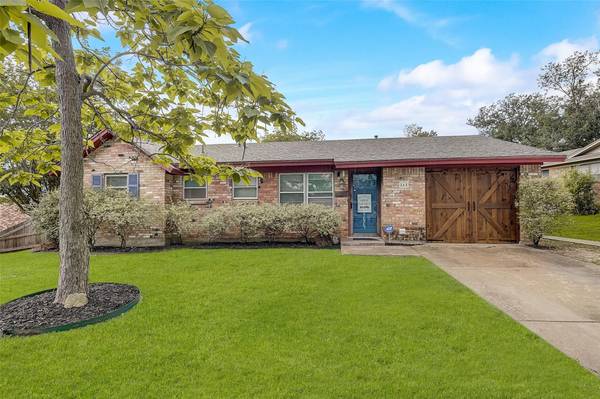 865 Russell Lane, Bedford, TX 76022