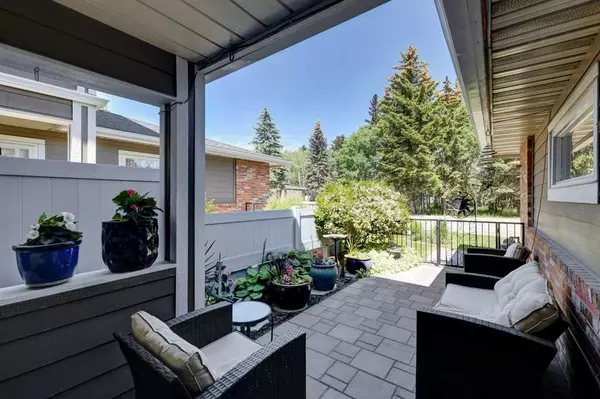 Calgary, AB T2W 4L8,86 Woodmeadow Close SW