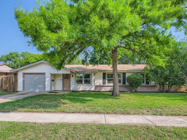 106 SW Moody Street, Burleson, TX 76028