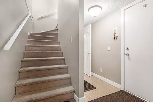 Calgary, AB T3K 5B4,6 Sandarac Villas NW