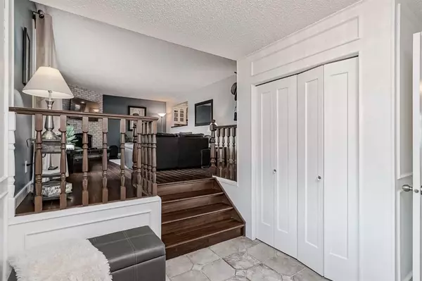 Calgary, AB T3B 3T5,260 Silver Ridge CRES NW