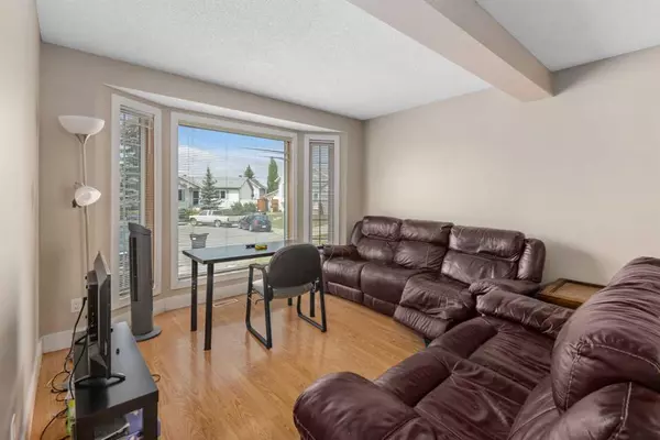 Calgary, AB t2b3h5,5157 Erin PL SE