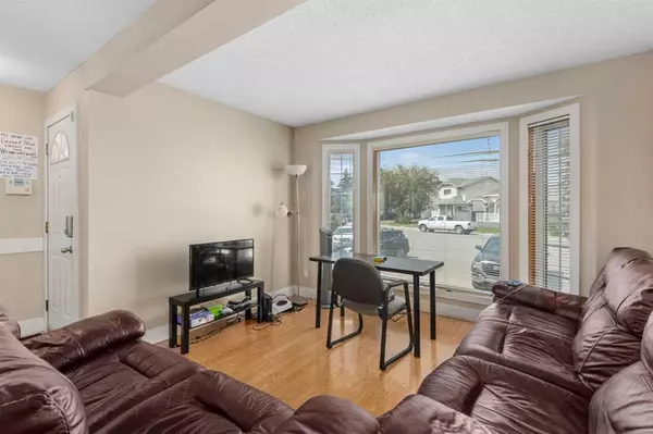 Calgary, AB t2b3h5,5157 Erin PL SE