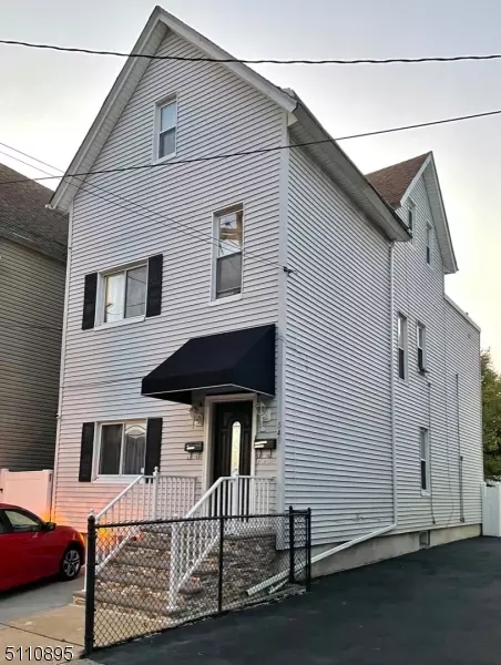 549 Avenue E, Bayonne City, NJ 07002