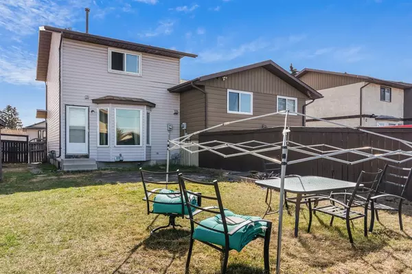 Calgary, AB T2B 2P6,152 Doverglen CRES SE