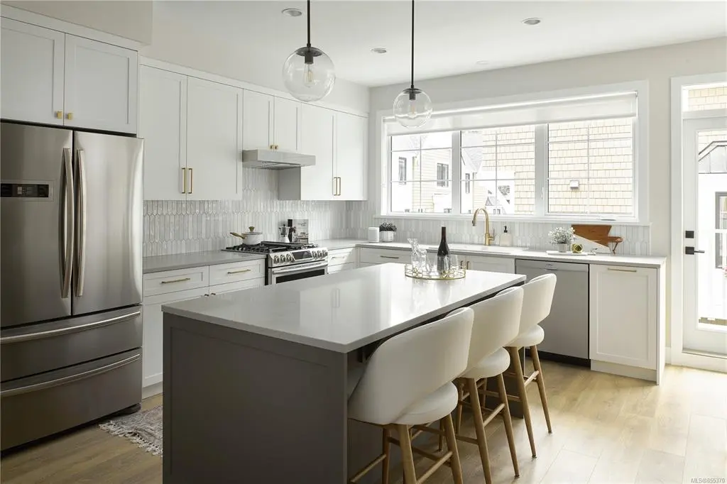 Saanich, BC V8R 2P3,1810 Kings Rd #2