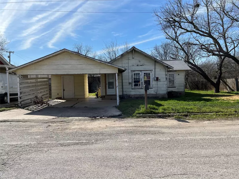 302 W College Avenue, Comanche, TX 76442