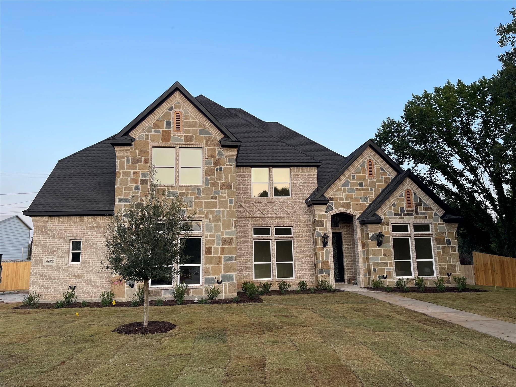 2209 Woodberry Drive, Fort Worth, TX 76112