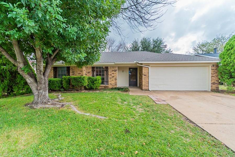 553 Greenway Drive, Saginaw, TX 76179